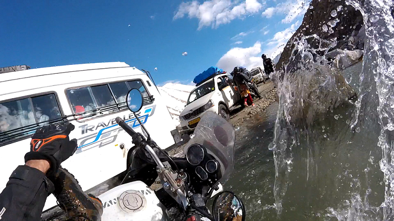 Passage à gué, chute à moto - URALISTAN